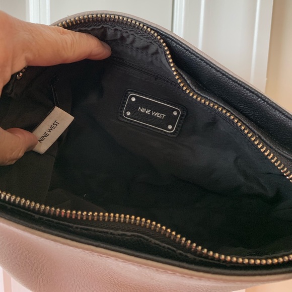 Beautiful Nine West Crossbody. Two toned - Picture 4 of 5